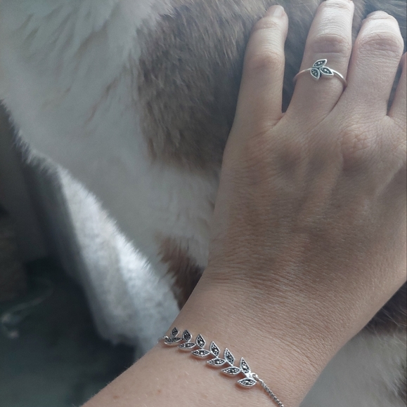 Delicate three-leaf ring, size 8 - Picture 4 of 4